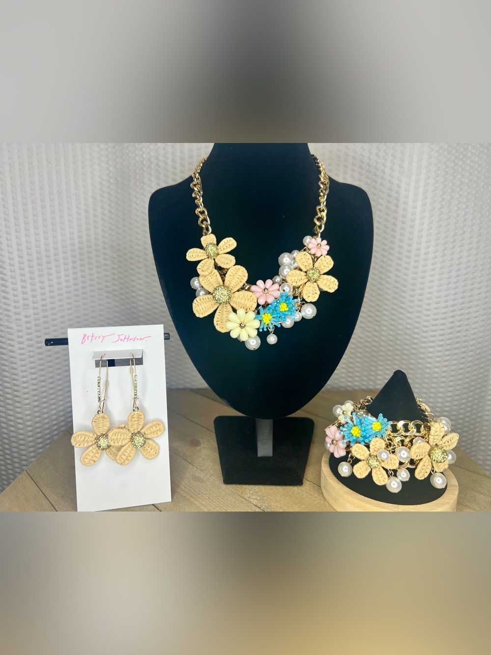 Betsey Johnson Spring Daisy Statement Necklace, Bracelet, and Earring Bundle!!
